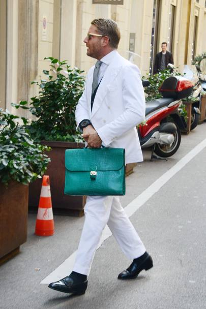 Shopping in centro a Milano per Lapo Elkann, che sfoggia per l&#39;occasione un completo bianco e una 24 ore di coccodrillo: se va bene a lui che fa l&#39;imprenditore di moda... (Olycom)